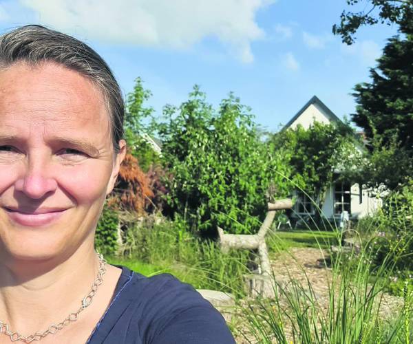 Column: Stichting  BiodiverStiens duikt de tuin in bij Carla en Wietse