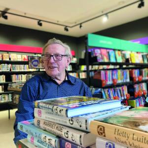 Bibliotheek brengt wens 91-jarige Hallumer in vervulling
