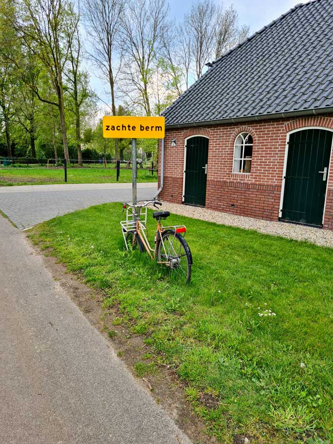 67 Voor deze fietser kwam het waarschuwingsbord te laat. Gespot in Emst op de Veluwe. (Ria Algra)