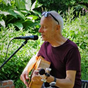 Optreden Sido Martens op in de Vlindertuin van de Aerden Plaats