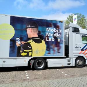 Politie van Sint Annaparochie presenteert Mobile Media Lab op Campus Middelsee