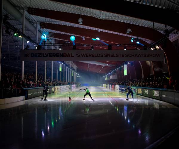 Wereldtop aan start schaatsshow De Zilveren Bal