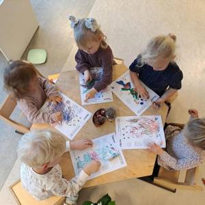 Kinderen ontwerpen kleurboek om egels te helpen