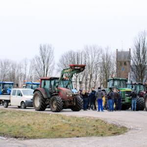 Boeren verzamelen zich bij Westernijtsjerk