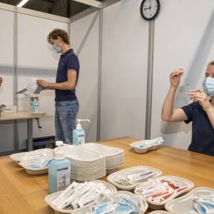 Friese apotheken helpen bij voorbereiding 100.000 vaccins