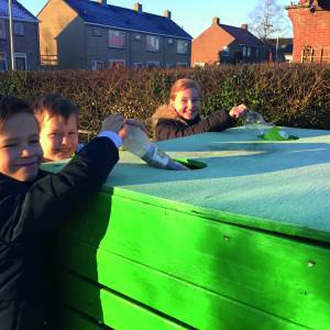 Inzamelen plastic flessen voor schoolplein Britsum