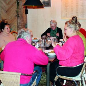 Nieuwe mensen ontmoeten in eetkamer van Anne-Famkes Pleats