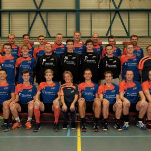 Hoe FHC handbaltrainer en coach Van der Ploeg zijn team naar het kampioenschap leidt