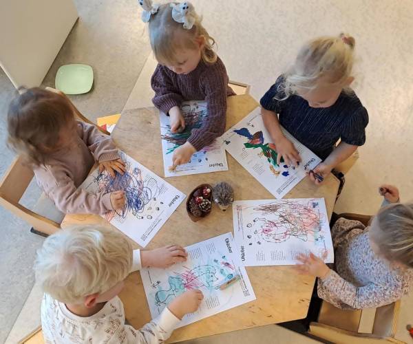 Kinderen ontwerpen kleurboek om egels te helpen