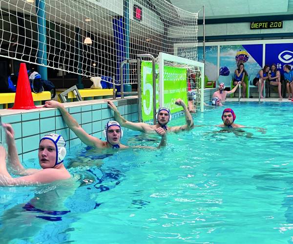 Waterpoloërs nemen koppositie over na kraker