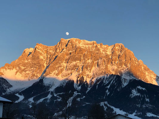 8. Zon op de berg en maan boven de berg Oostenrijk (Rommie Bouma)