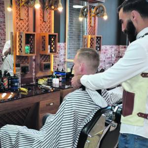 Nieuwe Barbershop in Stiens, Hermanos