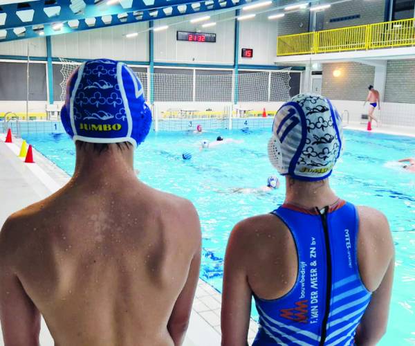 Historische caps voor waterpoloërs uit Stiens en St. Anna