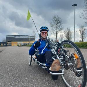 Handbiker fietst  2e etappe langs de 54 kerken van de Stichting Alde Fryske Tsjerken