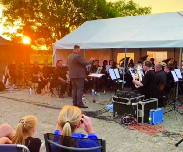De Nije Bazún viert de zomer