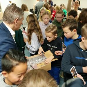 Gemeente Leeuwarden en MCL stellen 1.000 vuurwerkbrillen beschikbaar voor alle groep 8-leerlingen binnen de gemeente