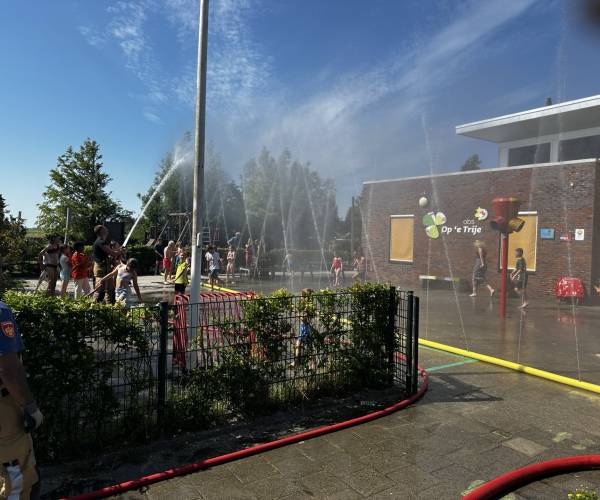 Brandweer Ferwert verkoelt de leerlingen van obs Op 'e Trije