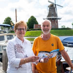 Wethouder Maaike Prins verwelkomt watersporters in Dokkum