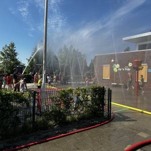 Brandweer Ferwert verkoelt de leerlingen van obs Op 'e Trije