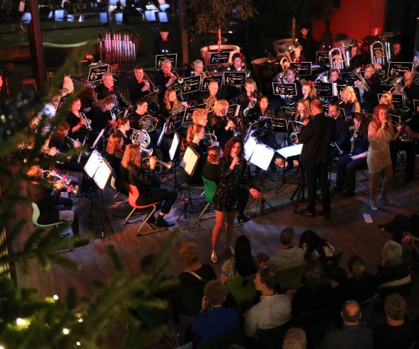 Burdine rockt met rollercoaster aan hits en countdown naar Bohemian Rhapsody