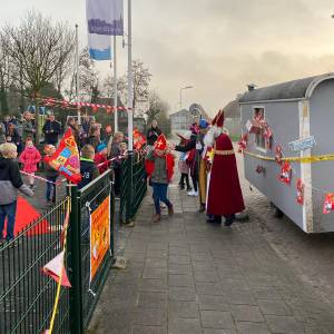 Sinterklaas schiet met bouwploeg basisschool te hulp