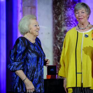 Prinses Beatrix reikt Zilveren Anjer uit aan Trudy van Riemsdijk-Zandee