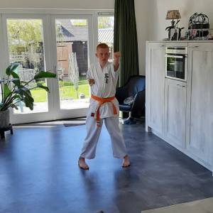 Karateka's Iryoku volgen thuis unieke les van Japanse kampioenen