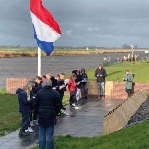 Scholen uit Dronryp herdenken samen en toch apart het monument bij de brug