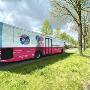 GGD Fryslân in Hallum met vaccinatiebus om 65-plussers te vaccineren