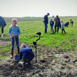 Speuren op het land met metaaldetectoren