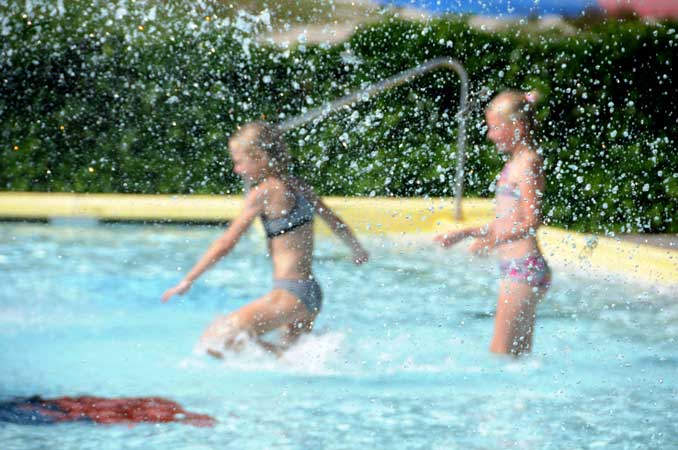 18 Echte wetterspetters genietsje folop yn it swimbad fan Appelskea. (Jo de Schiffart)