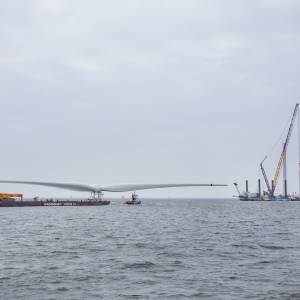 Windpark Fryslân start met opbouwen windturbines in IJsselmeeer