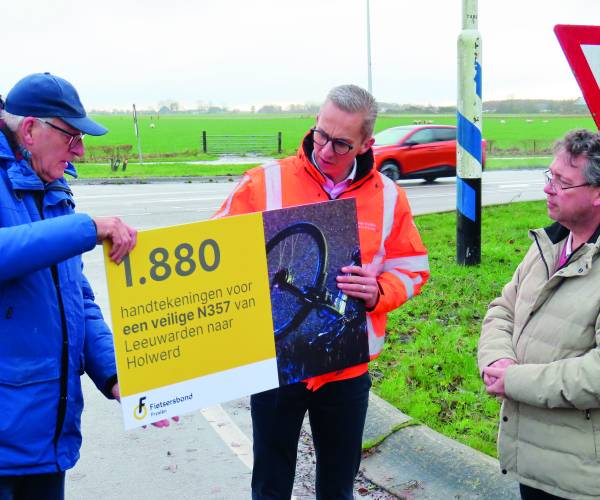 Petitie tegen ‘dodenweg’ N357 aangeboden in Feinsum