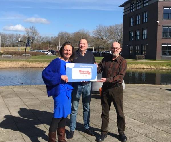 Medewerkers ROC Friese Poort doneren massaal kerstpakket aan Leergeld Leeuwarden