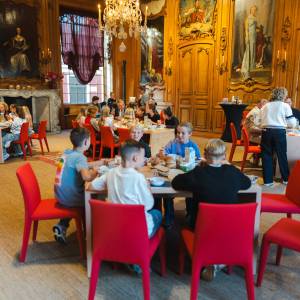 Burgemeester Buma ontbijt met schoolkinderen