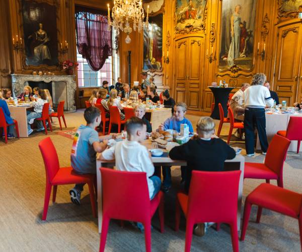 Burgemeester Buma ontbijt met schoolkinderen