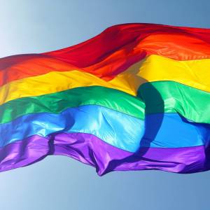Gemeente Leeuwarden hangt de regenboogvlag uit